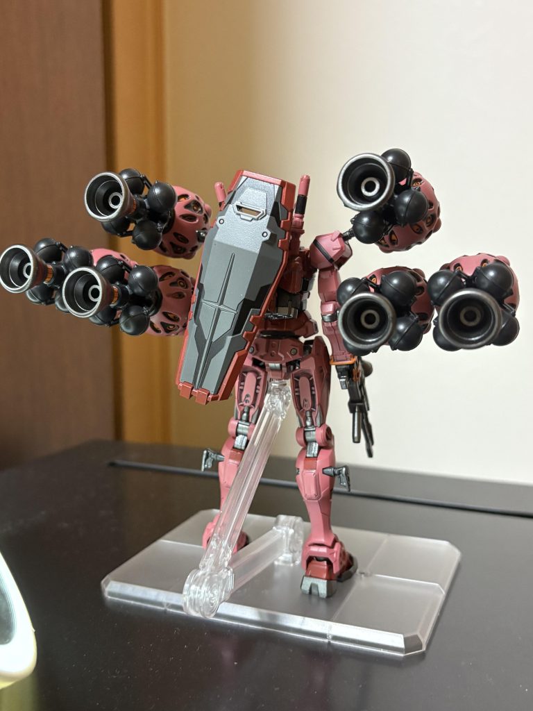 赤いガンダムを３つ揃えれることができたことで、ビット×6の大ボリュームのガンプラになりました。