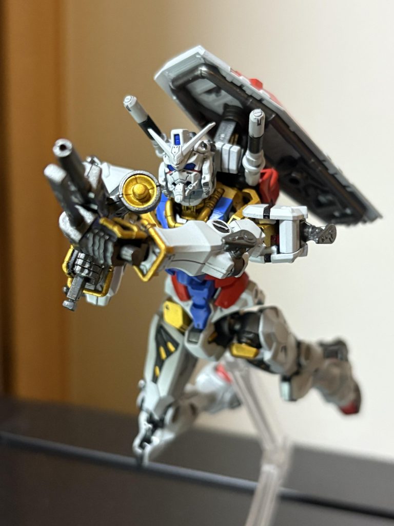 劇中で鹵獲ザクを○していた時のポーズも再現可能。