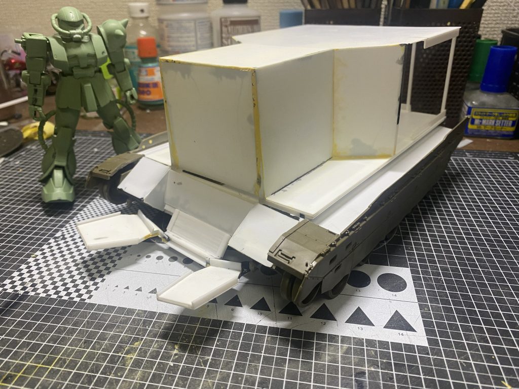 全体的な完成イメージはあるもののデザインや図面を書くスキルはないので、完全に行き当たりばったりで作製してました(;・∀・)それでもプラ板使って何か作るのは、やっぱ楽しい♪