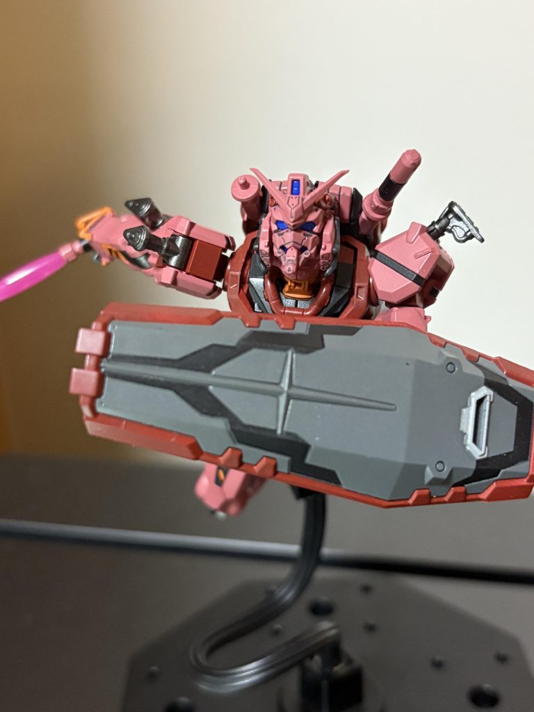 今回シールドにはマーキングシールを貼っていないので、一応U.C.0080のシュウジが搭乗した赤いガンダムも再現ができます。