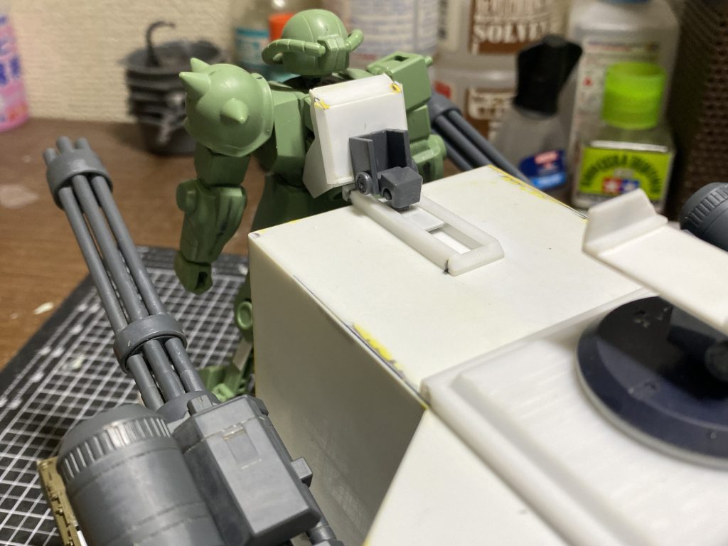 ただザクを乗せるだけだと保持が弱かったので、バックパックにネオジム仕込んで問題解決しました本体から保持してるパーツは脱着出来るようにしたので、後々他のキットも乗せられるようになってたりします(・∀・)