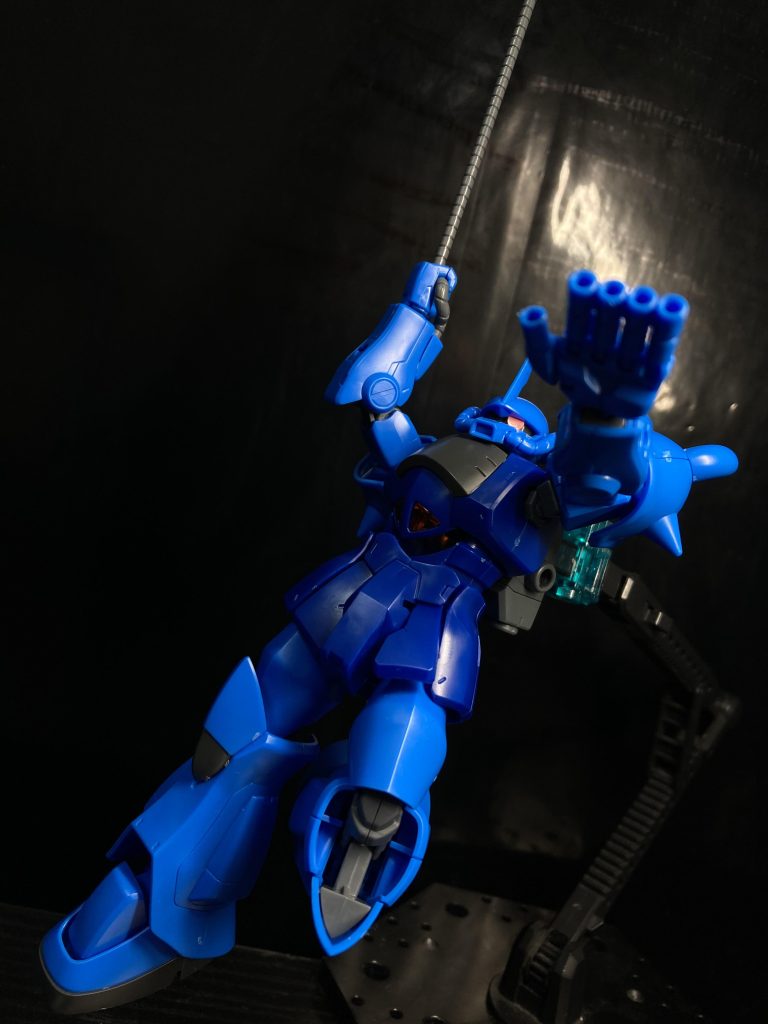 ヒートロッドで降下するグフ