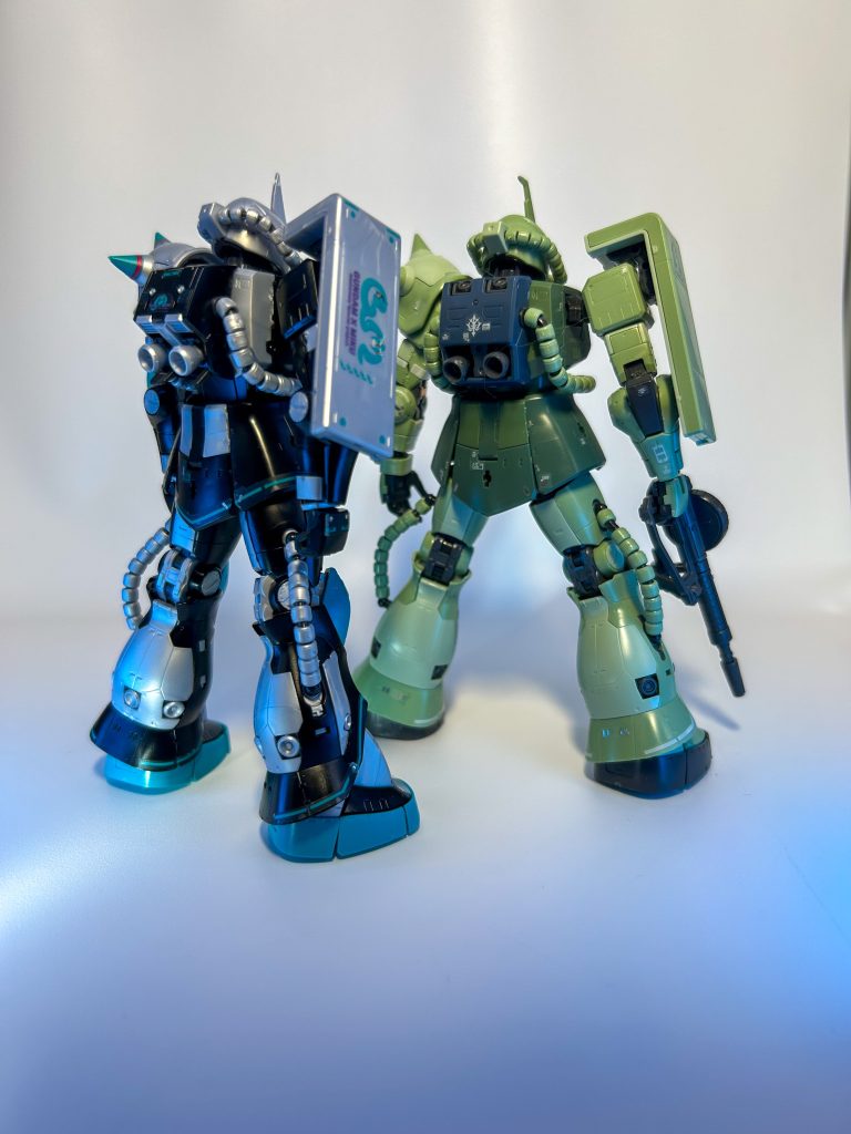 持っていたRGザクとの比較。ミクザクの方は平手が付いてなかったですね。元のキットがシャアザクだからかな…?ブレードアンテナも若干形状が違いますね。