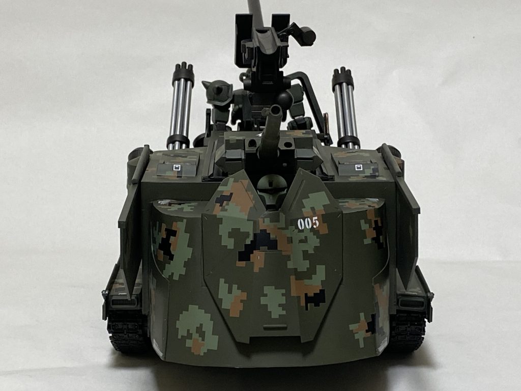 ザクはメインの主砲の管制ユニットという脳内設定にしたので、ザク離脱後は後方が正面(?)になるようにジャンクパーツで作ったザクヘッドがひっそり付いてますw