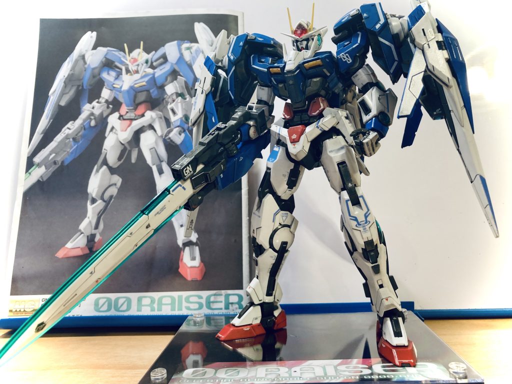 説明書の基本作例との比較。ダブルオーライザーの台座は100均のフォトスタンドを使ってます。