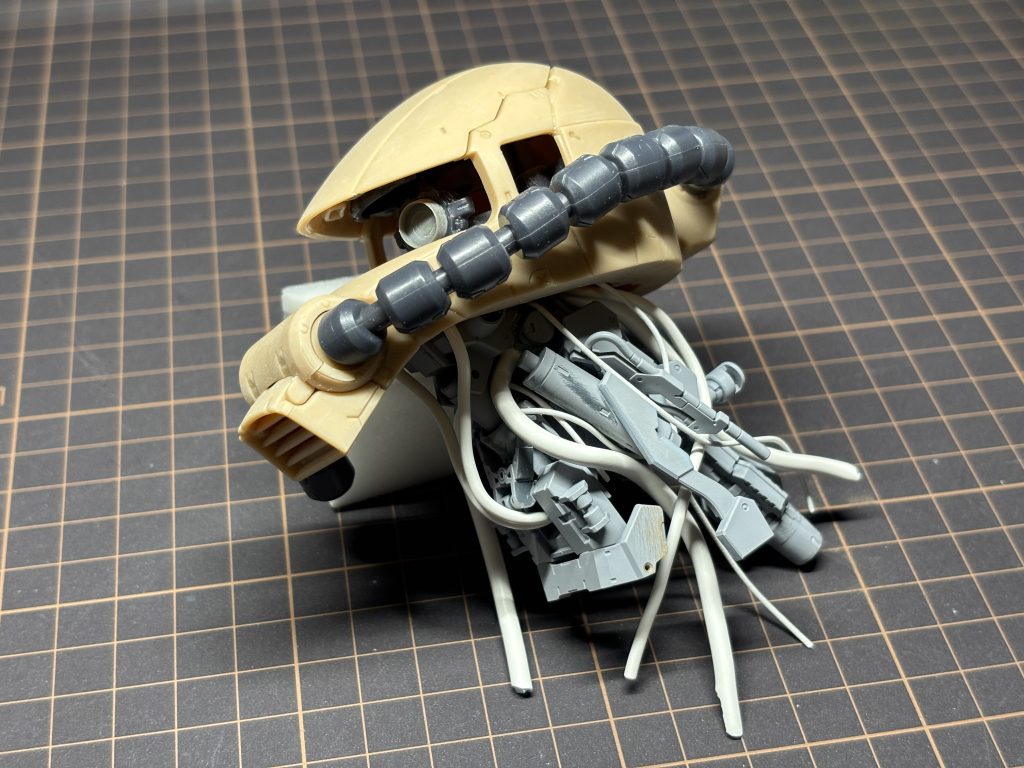 フレームは30MMの武器類を適当に接着してミキシング。カラーワイヤー自遊自在を使用して、動力線を配線しゴチャメカ感を演出。