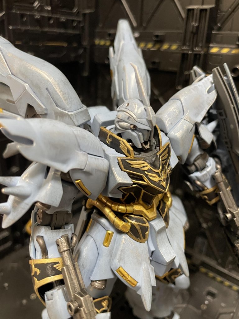 エングレービングはガンマカゴールドにて塗装して、はみ出たところはデザインナイフでカリカリしました。不恰好なところはドライブラシで誤魔化し誤魔化し…