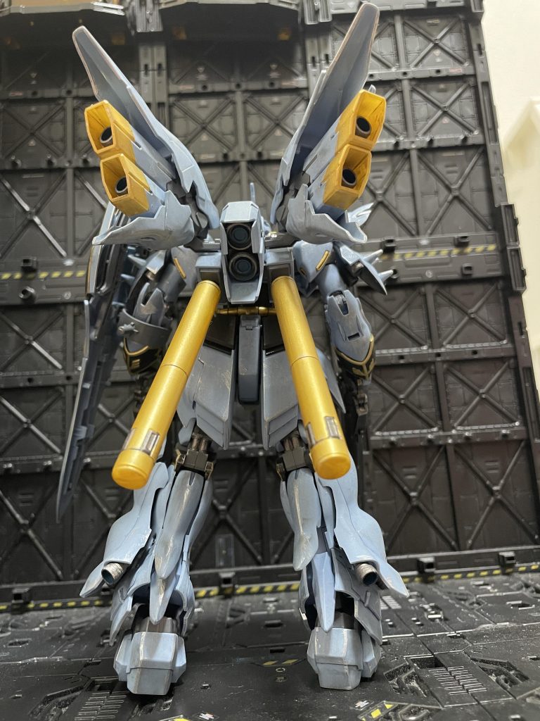 プロペラントタンクの塗り分けがイマイチ…マステ使いましたが、大雑把に筆塗りしたので染みてしまって、マステの意味なし…