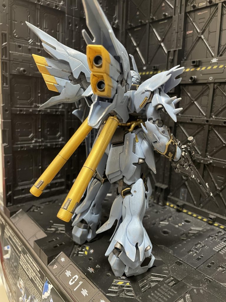 ゴールドのところは成形色もゴールドですが、水性塗料で筆塗りしました。