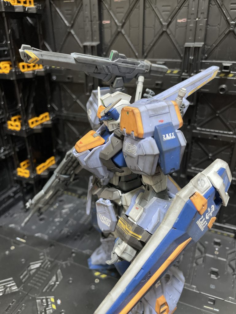 ですが、この機体はヘリオポリスからヤキンドゥーエ最終戦まで戦い抜いた名機‼️砂漠戦も海上戦もこなしてますから、激し目に汚れてるに違いない‼️