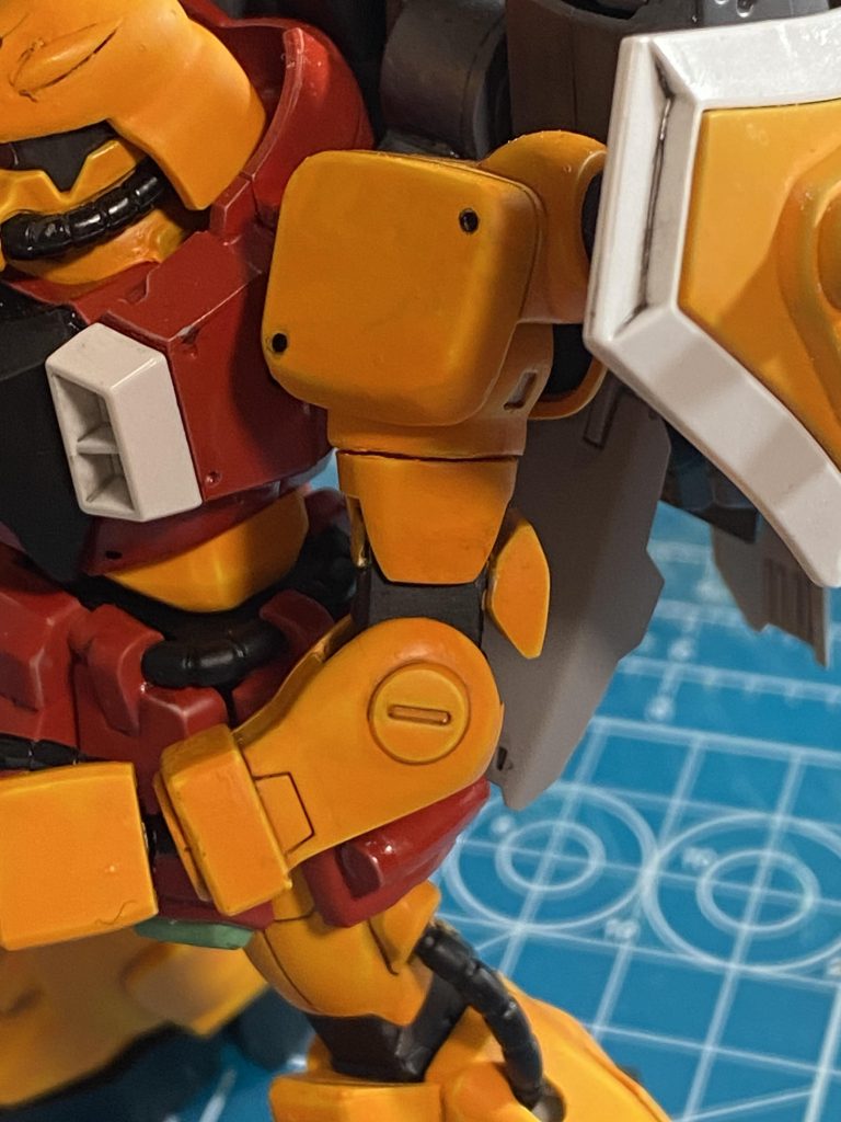 肘の関節は独立可動にしました。まぁ、切って貼り付けただけです。なんちゃって二重関節ですw