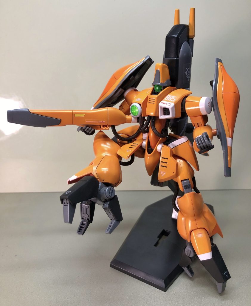 説明書にあった近接戦は考慮されていないという記述と脚部クローは土木作業用アームが原型とあったので、強力な足を使い接近戦も巧みにこなすベテランパイロットが乗るガザCをイメージしました。