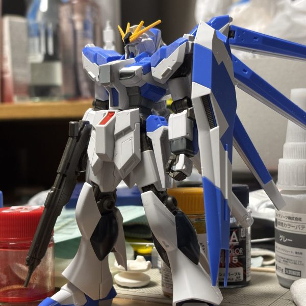HGUCのHi-νガンダムを製作開始。スタイルを変える為にHGUCνの腰と脚部を混ぜてみました。ディティール追加でHi-νっぽい脚に挑戦しようと思います。頭部はマスクを切り離して奥まるように調整＋EGνからアンテナを拝借して大型化。胴も前傾気味になるよう1〜2mm延長。胸も1mm盛り。盆休みに一気に進めたいと思います...!!