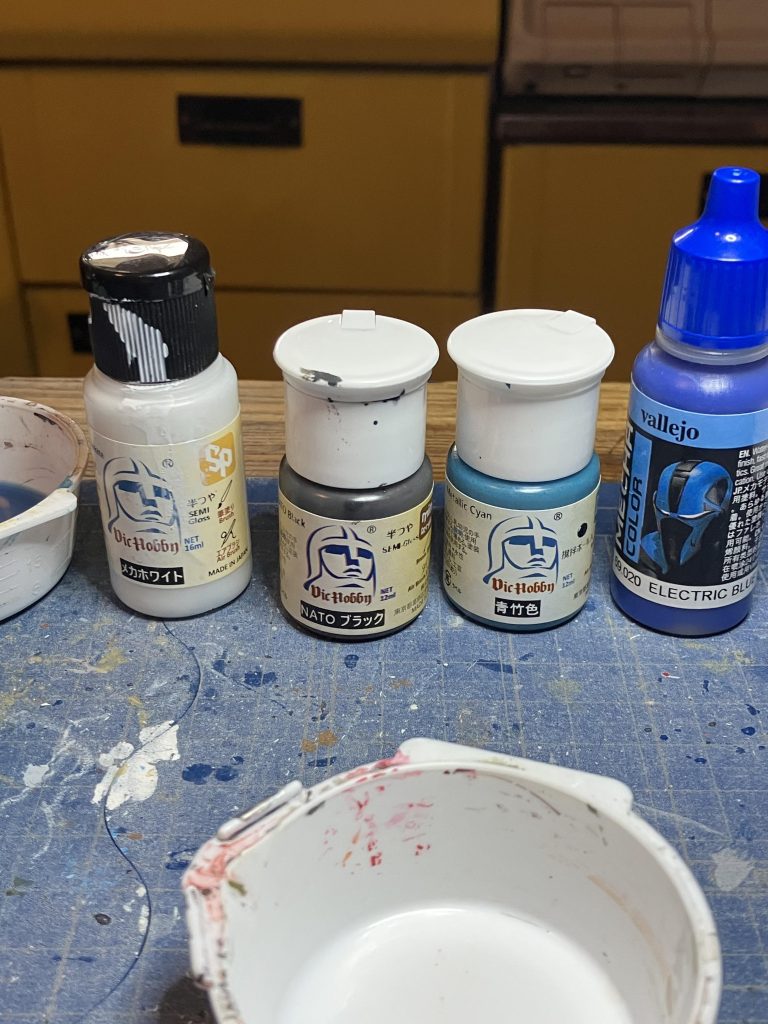 今回、使用した塗料ベースはファレホ エレクトリックブルーvicカラーは爪に青竹色 モノアイレールにNATOブラック水紋にはメカホワイトを使ってます
