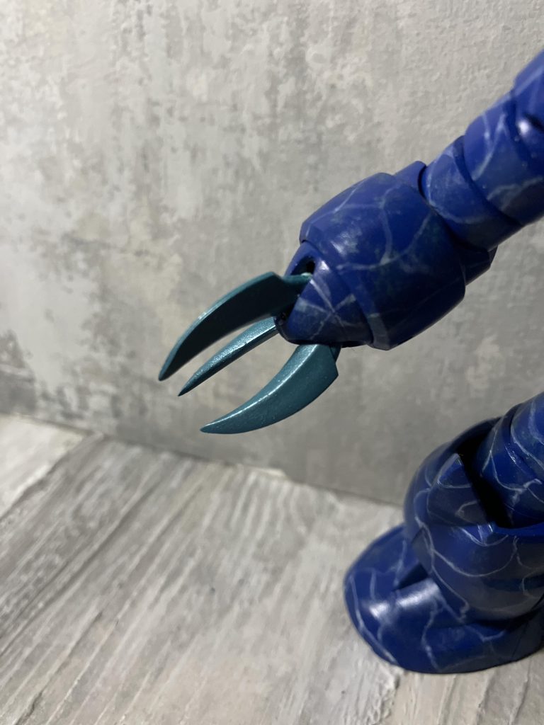 手を入れたのはアイアンネイルを尖らせだぐらいのストレート組みHGUCの6番目なので合わせ目割と目立つ所にあったので極力消してます