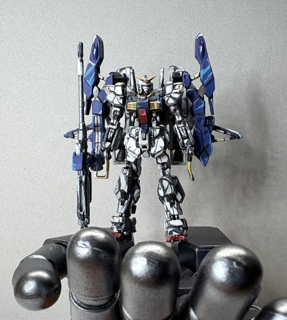 アーティファクト版 ガンダムMk-II｜80年代風アニメ塗装シタデルカラーで筆塗り仕上げしました。当初は通常塗装の予定でしたが、完成後に少し物足りなさを感じてしまい、以前作成したガンダムMk-IIのアニメ塗装を思い出しました。「アーティファクトで再現したらどうなるだろう？」と気になり、思い切って80年代風アニメ塗装で再塗装しました。