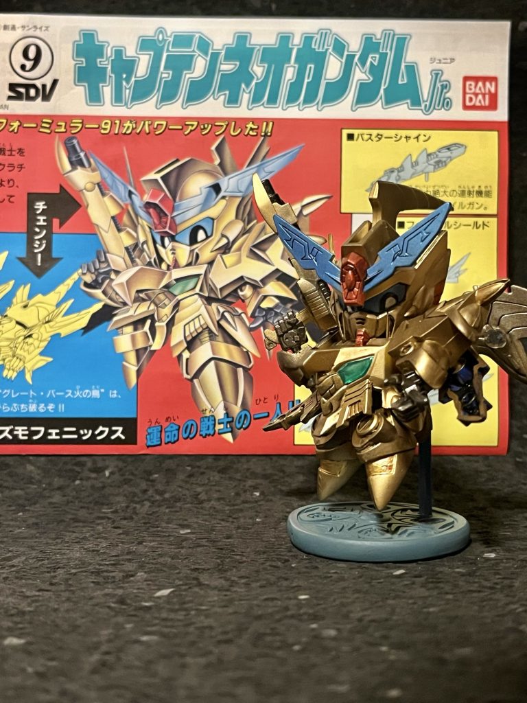 迷った挙句に箱絵のイラストのポーズをとらせてみることに手首に別パーツを使用体の目？の部分はシールの上からUVレジンのクリアを重ねていますスカートアーマーも角度調整を行いました