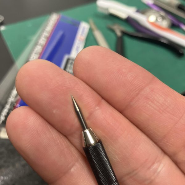 今年に入って使ってみたタミヤのスジ掘り超硬ニードル20°&ブレードホルダーです😉　エゲつない尖りかた🤩　モールドの掘り起こしや位置決めは、今まではハセガワのトライツール、モデリングスクライバーを使っていましたが経年劣化か使い過ぎて先端が丸くなってきたので新ツール投入、専用キャップが付いてるのも嬉しい🧢🥰が❗️尖りがエグくて、曲線や細かい作業はコツがいりますね、脱線する😵‍💫　くっ、レベルが足りないッ🫩　というわけで、🌻この夏ファンテックの超硬ケガキニードル30°を投入😉　しばらく使って、おぉ、コレは良さそう🥰　超硬合金(タングステンカーバイト)という名前もイカす🦑で、このファンテックのニードルがなじむなじむ🥳　長い付き合いになりそうなアイテムとの出逢いは嬉しい🥰一方で小さいRはハセガワスクライパーに軍配🪭😓　ていうか、ココに来て程よく削れたトライツールの使い勝手の良さに気付かされる展開も🤣う〜ん、なんでも新しく、尖ってるから良いというもんでもないという改めて実感、ハセガワトライツールは自分で研いで調整出来ますし🥴　タミヤ製は位置決めにはベスト☝️ 結論:使い分け🌈　あと相互フレ様に推してもらったカモ井マスキングテープが近くのコーナンPROにもロイヤルにもなく🈚️ やはり通販かな🤔（2枚目）