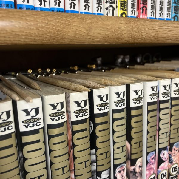 メタリックマーカーの乾燥が思ったよりも早そうで🥰ガンマカのメッキシルバーは長期間放置が必須ですがガラーリとかは割りかし早そう⏰シリンダーもせっかくなんで同じゴールドでも少し色を変えてみましたがイマイチ伝わりにくいなぁ😆パイプ部分もメタレッドが乾いてきたので少しスミ入れしてみました（3枚目）、左側がスミ入れ済み、右側がマーカーのまま、メタリックが際立って良さそう(思い付き)🥳猫の手（短）が足りないのでヨドバシ.comで安く買い足し🥴いつもながら安価な商品一個でも送料無料で大丈夫なんかなとコッチが心配しがちなヨドバシよ😬（5枚目）