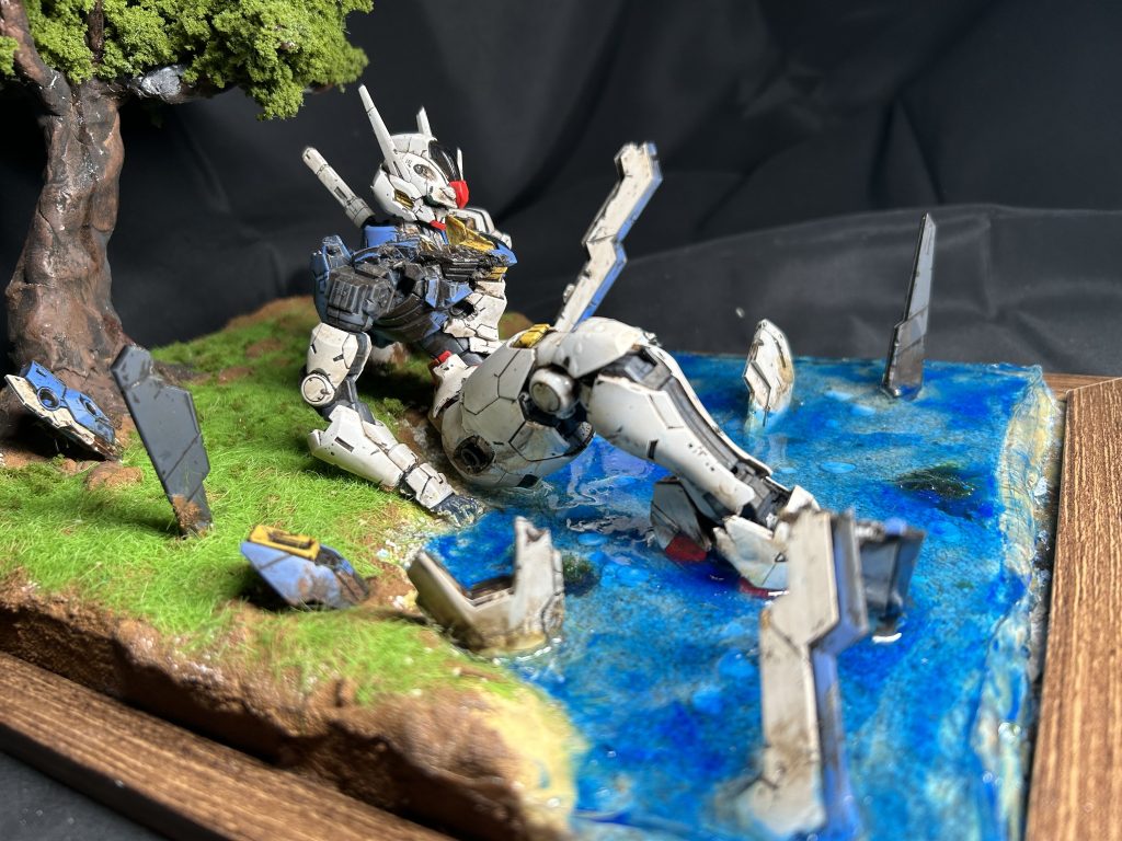 色々な角度でエアリアルさん達をシェルユニットを黒く塗っただけのほぼ素組み状態を、つや消し吹いてウェザリングカラーのブラック、ブラウンで汚してます。組んだだけで色が完璧なのは楽ちん。いい時代になったものだ。エアリアルの壊れ方は、アニメを見てる方ならお分かりでしょう。決闘に負けたというていでブレードアンテナはちゃんと折っています。