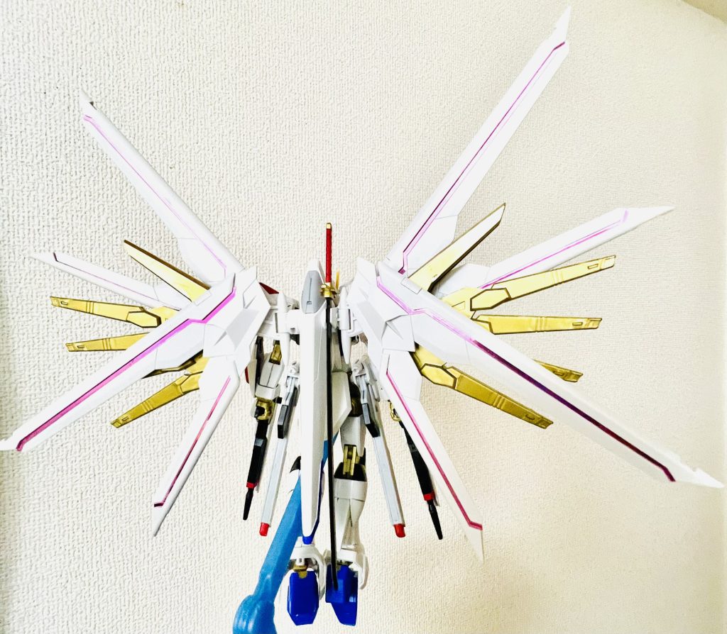 金色の翼がないと初代フリーダムと同じ翼に見えますね！