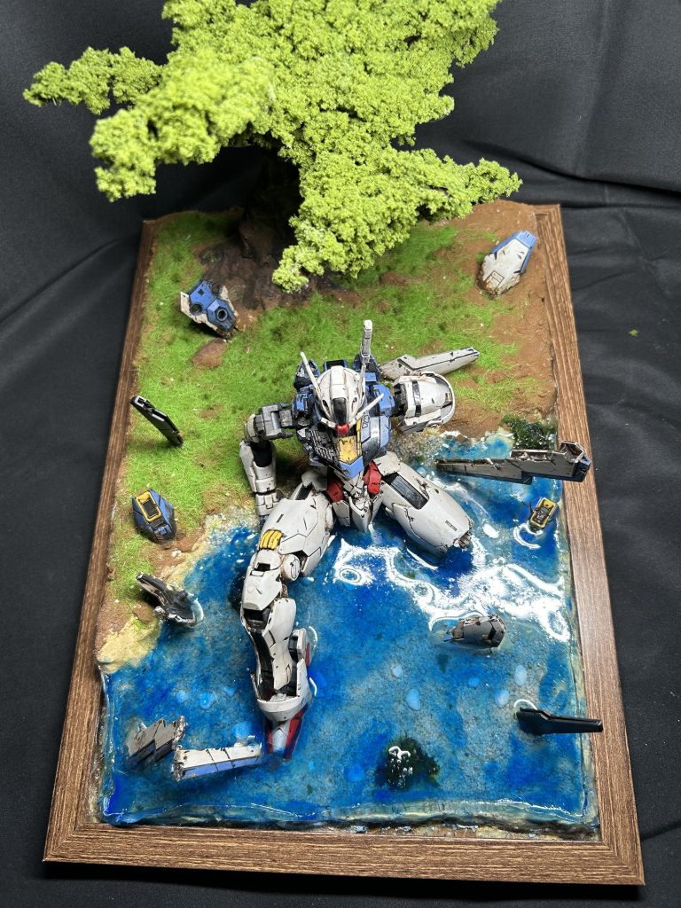 上から水はリアリスティックウォーターを使用し、上からクリアブルーを塗りました。色の濃さの違いは表面の凹凸が生み出した偶然の産物です。本当は均等な色合いにしたかったんですけど、いい感じだからヨシ!木は初めて作ってみたんですけど適当に作りすぎて歪です。今後の反省点として精進します。