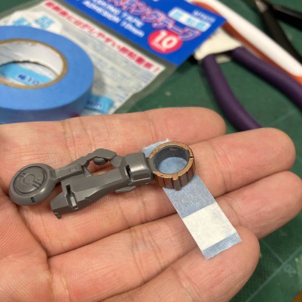 メタリックマーカーでパイプやシリンダーを塗装すると一体化したパーツの場合、トップコートでどう処理するか悩むことも多く🤥たまたま見かけた「Mr.マスキングテープ-弱粘着」、おぉ、コレをお試し🥳　ツール類は見たら買っちゃういつもの病気が🤣ただ、触ってみるとタミヤのマスキングテープと変わりないような😑🔬とりあえず実験で塗装面で貼ってみてツヤの消え具合や塗装の剥がれをみてみましたが、やはり少し剥げる模様🤔（写真で分かりにくいですが）なので、豆腐パックの裏でペタペタを繰り返し、更に粘着力を落としてトップコートに望む感じですかね、もうちょい先ですが🫡（1枚目）