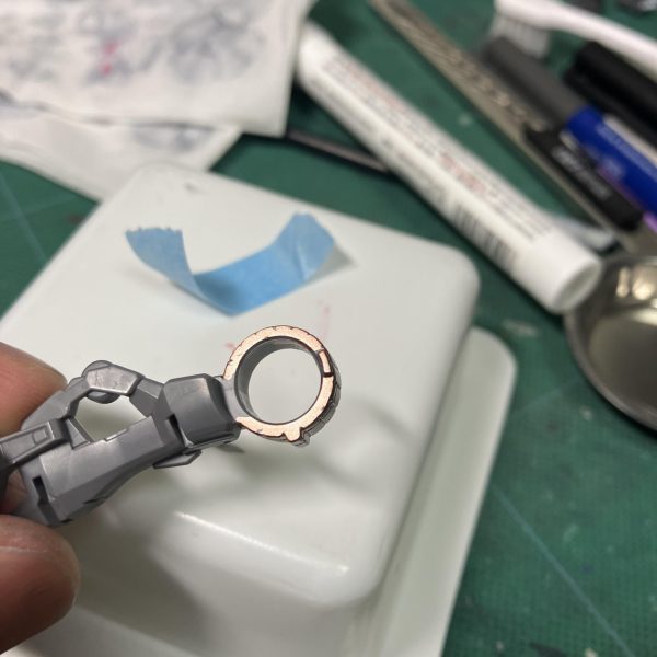 メタリックマーカーでパイプやシリンダーを塗装すると一体化したパーツの場合、トップコートでどう処理するか悩むことも多く🤥たまたま見かけた「Mr.マスキングテープ-弱粘着」、おぉ、コレをお試し🥳　ツール類は見たら買っちゃういつもの病気が🤣ただ、触ってみるとタミヤのマスキングテープと変わりないような😑🔬とりあえず実験で塗装面で貼ってみてツヤの消え具合や塗装の剥がれをみてみましたが、やはり少し剥げる模様🤔（写真で分かりにくいですが）なので、豆腐パックの裏でペタペタを繰り返し、更に粘着力を落としてトップコートに望む感じですかね、もうちょい先ですが🫡（5枚目）