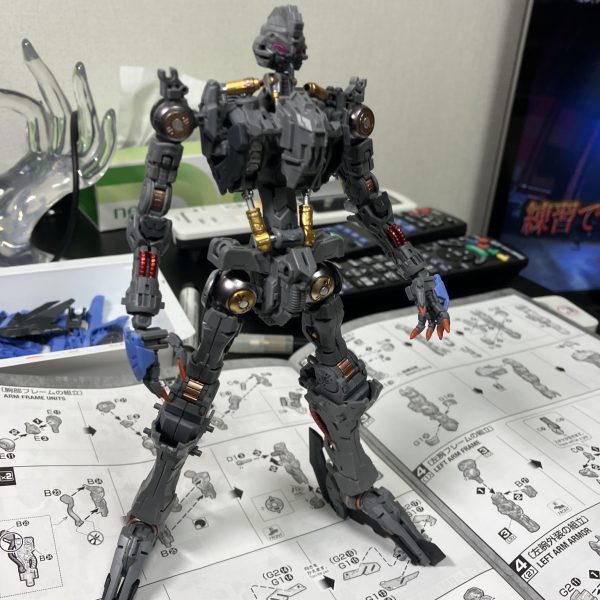最新のMGだけあって、内部フレームもしっかりと作り込まれており、デザイン的にも露出箇所が多いので凝ってみました🤗外部装甲を着るとほとんど見えないパーツも多数🫥というわけで記念のパシャ📷今回はRGの78は2.0と同じくエッチングにガーレリーマーカーで塗装してメカ感を表現する予定🥳 （2枚目）