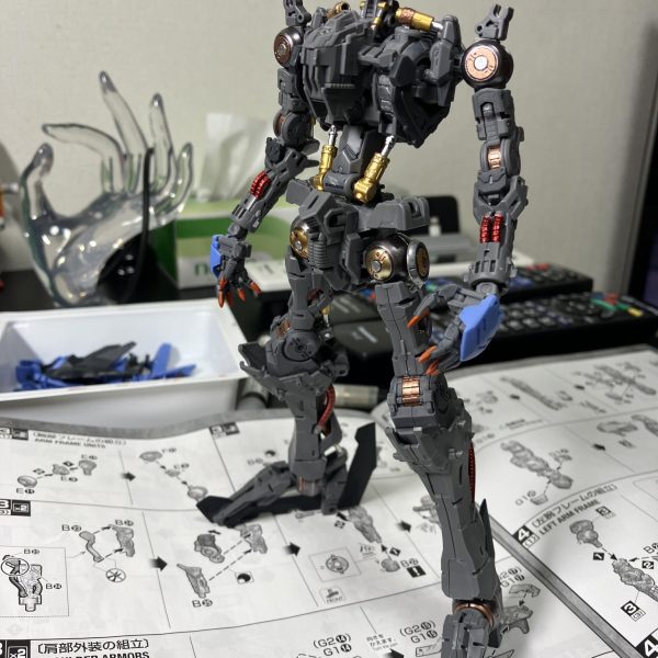 最新のMGだけあって、内部フレームもしっかりと作り込まれており、デザイン的にも露出箇所が多いので凝ってみました🤗外部装甲を着るとほとんど見えないパーツも多数🫥というわけで記念のパシャ📷今回はRGの78は2.0と同じくエッチングにガーレリーマーカーで塗装してメカ感を表現する予定🥳 （4枚目）