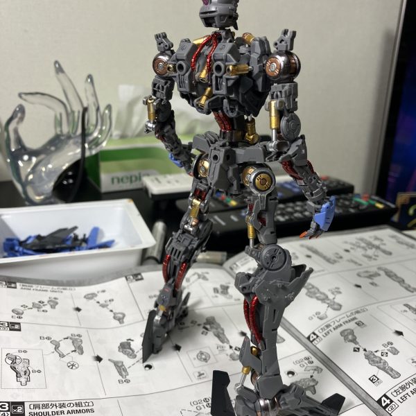 最新のMGだけあって、内部フレームもしっかりと作り込まれており、デザイン的にも露出箇所が多いので凝ってみました🤗外部装甲を着るとほとんど見えないパーツも多数🫥というわけで記念のパシャ📷今回はRGの78は2.0と同じくエッチングにガーレリーマーカーで塗装してメカ感を表現する予定🥳 （5枚目）