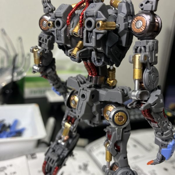 最新のMGだけあって、内部フレームもしっかりと作り込まれており、デザイン的にも露出箇所が多いので凝ってみました🤗外部装甲を着るとほとんど見えないパーツも多数🫥というわけで記念のパシャ📷今回はRGの78は2.0と同じくエッチングにガーレリーマーカーで塗装してメカ感を表現する予定🥳 （3枚目）