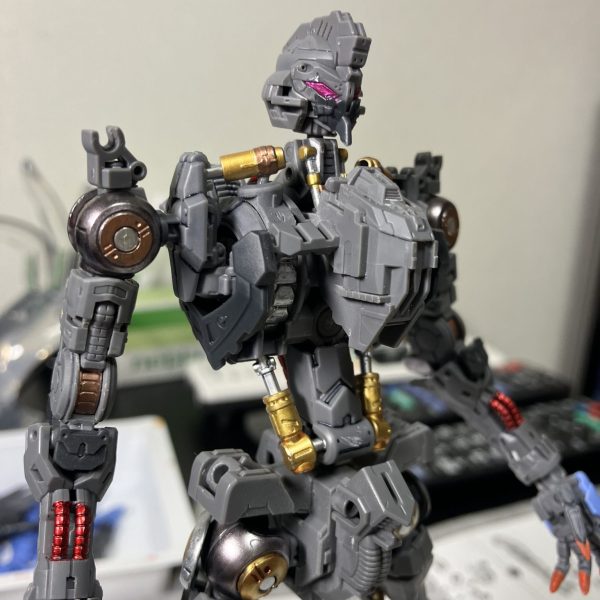 最新のMGだけあって、内部フレームもしっかりと作り込まれており、デザイン的にも露出箇所が多いので凝ってみました🤗外部装甲を着るとほとんど見えないパーツも多数🫥というわけで記念のパシャ📷今回はRGの78は2.0と同じくエッチングにガーレリーマーカーで塗装してメカ感を表現する予定🥳 （1枚目）