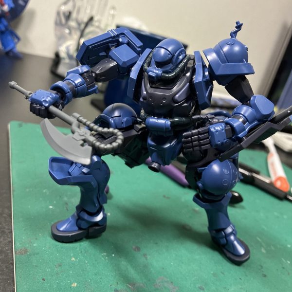 軍警ザクに着手ですね🥳　デザインが好きでようやく順番が回ってきました😉（当者比）と❗️まぁ訳あって先行して🚨パトライトだけアップしちゃいましたが💦普通に作ってもカッコ良さそうですが、マイスタイルでメタルパーツやらメタリックマーカーでゴテゴテしていきましょう💪平常運転😬エリクサー症候群で温存中のモノアイパーツやメタルバーニアをココ一番で使おうかと思案中🤔　リリースの時点から刺さるデザインで気合い入れようかと💪😤とりあえず、最近のマイブームは関節をメタリックにが初手🤩　軍警ザクのイメージとはちょっと合わない気もしますが、「悲しいけどこれ、マイブームだから仕方ないのよね🥳🥳」（1枚目）