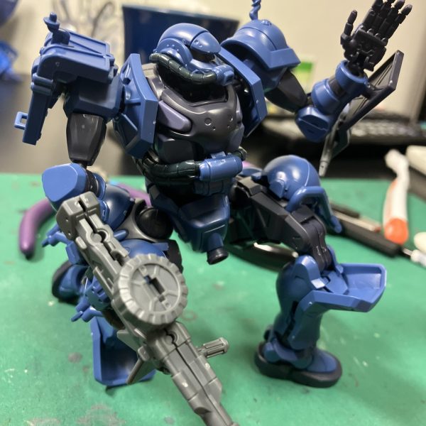軍警ザクに着手ですね🥳　デザインが好きでようやく順番が回ってきました😉（当者比）と❗️まぁ訳あって先行して🚨パトライトだけアップしちゃいましたが💦普通に作ってもカッコ良さそうですが、マイスタイルでメタルパーツやらメタリックマーカーでゴテゴテしていきましょう💪平常運転😬エリクサー症候群で温存中のモノアイパーツやメタルバーニアをココ一番で使おうかと思案中🤔　リリースの時点から刺さるデザインで気合い入れようかと💪😤とりあえず、最近のマイブームは関節をメタリックにが初手🤩　軍警ザクのイメージとはちょっと合わない気もしますが、「悲しいけどこれ、マイブームだから仕方ないのよね🥳🥳」（4枚目）