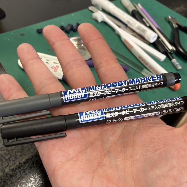 ミスターホビーの極細筆ペン、スミ入れマーカーですね、こんなのあったとは🥰筆ペンのスミ入れバージョンですね✒️ 先が細くて使い勝手が良さそう🥳とりあえず軍警ザクのアックス、パイプ部分のロイヤルメタレッドに投入🥴　スミ入れなので少し下地が透けるのが良い感じ🥳3種比較、どのスミ入れペンで行こうか❓と考えるのも楽しい😋（2枚目）