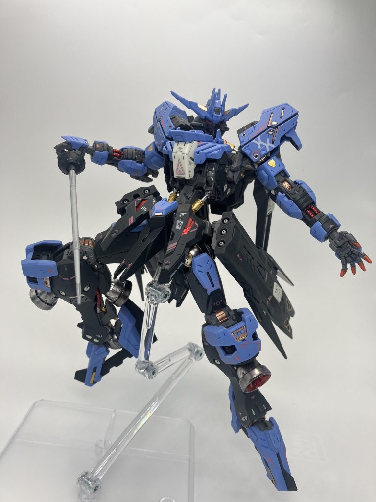 内部フレームはメタリックマーカーで塗装、メカ部分が露出多めなのでチラ見の美学ですね😆　製作途中で記念撮影しましたが、まったく見えないパイプなんかも🫥