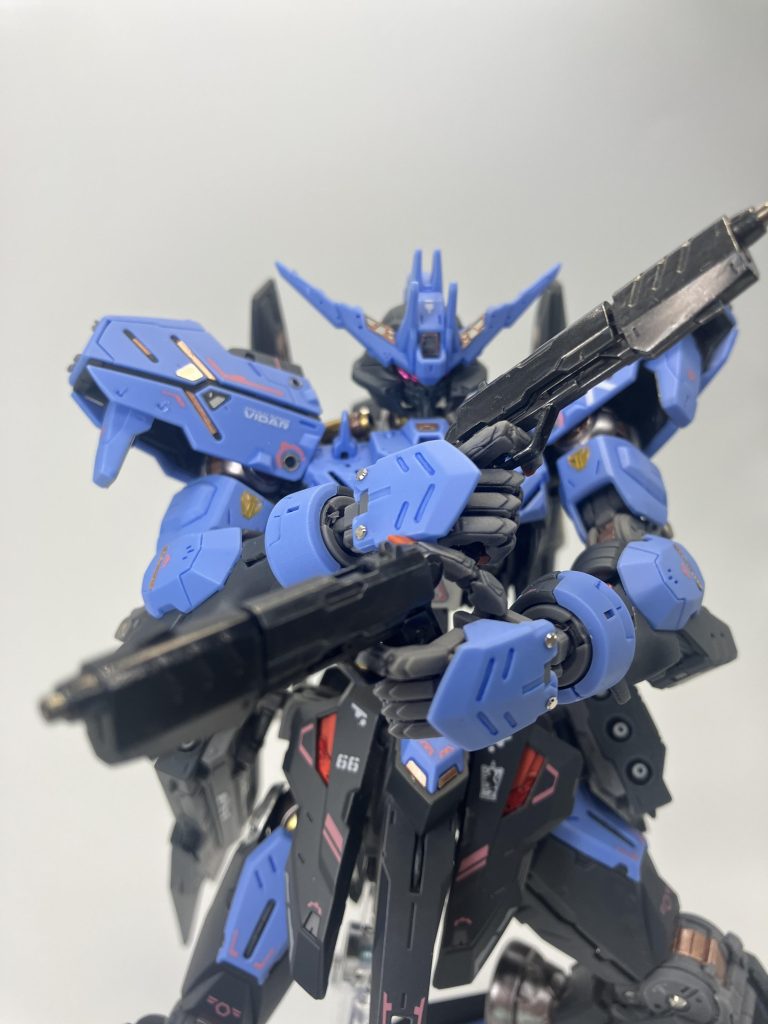 拳銃は撮影で初めて手に持たせたんですが、めでたくフォアグリップの塗装が剥げました😭　この後、すぐリタッチ🔜なので写真のいくつかはアーマーから外しています😖