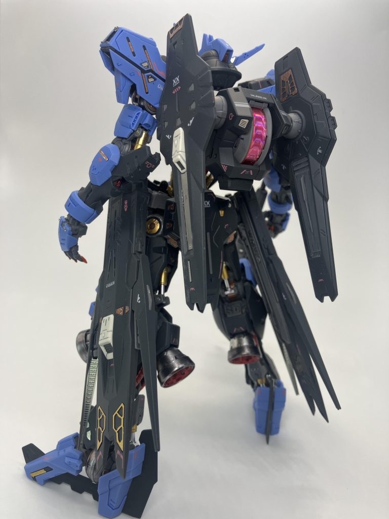 背部のエイハブ・リアクターはクリアパーツを研磨しつつ、オーロラ感を🤗　このアングルだと少し関節の塗装が見えますね🫣