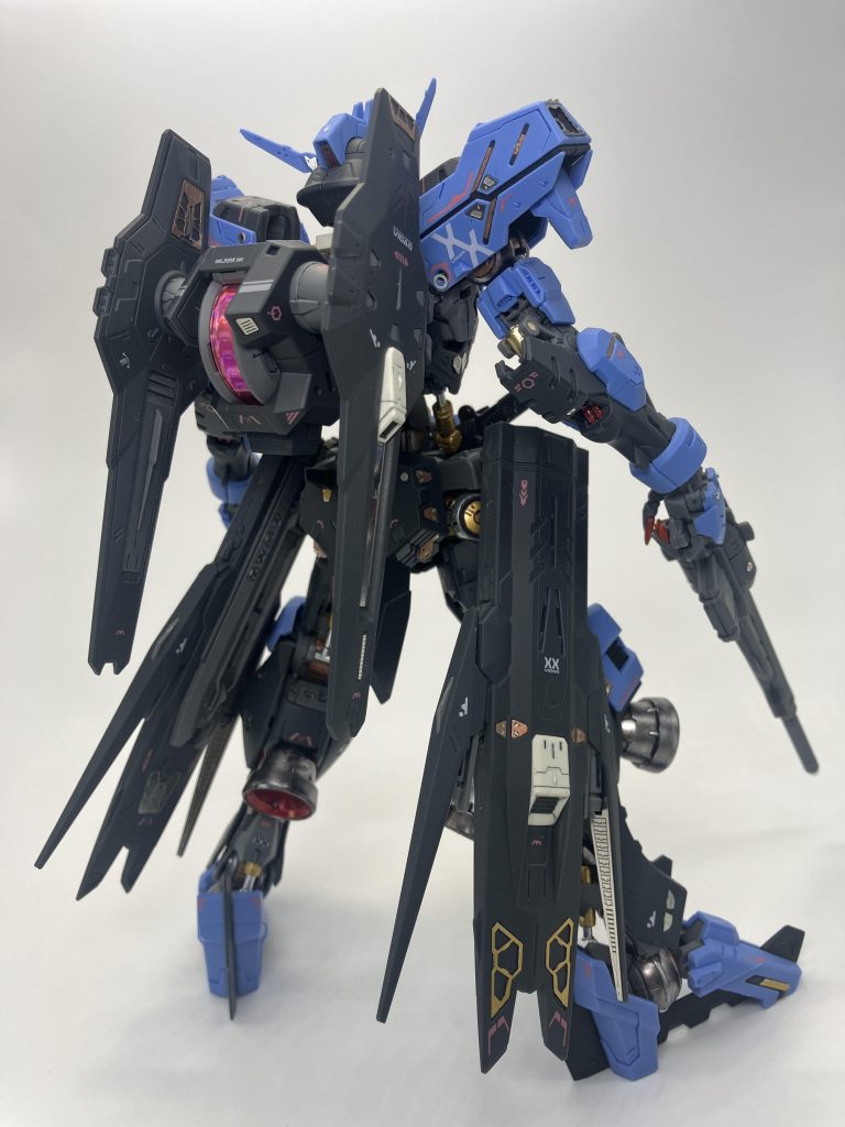 稼働は良好ですが、両腰部のサイドアーマーが干渉したりバランス調整がいるのでやや制限のある印象🤔