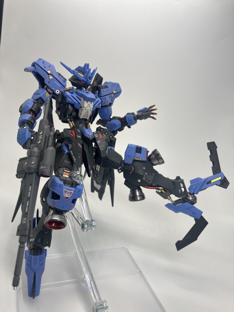 脚部底面にはハンターエッジが装備🔪もっと足あげたかったんですがバランスが難しい😓　結局、刃牙の範馬勇次郎のネリチャギが限界😏