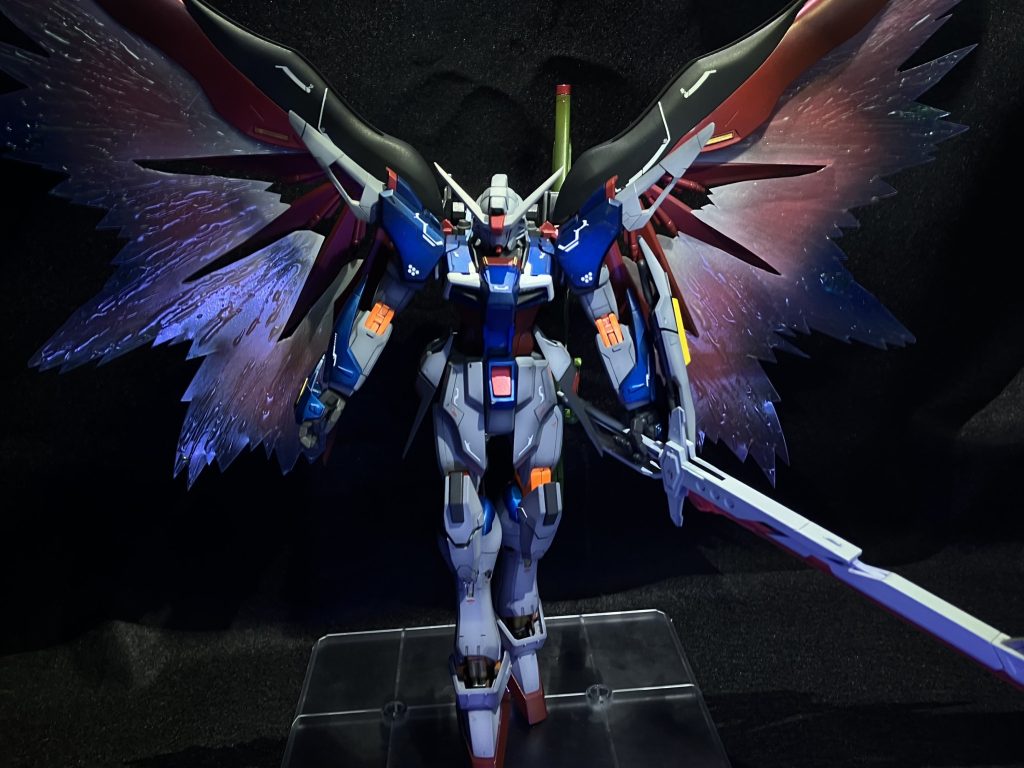 MGの光の翼を入手するには財布へのダメージがでかいので作るしかない…(zaku-kao9)ということで光の翼はダイソーのプラ板とUVレジンで作り塗装しました。磁石で羽と接続してます。次はウイングゼロewを作りたい(zaku-kao2)