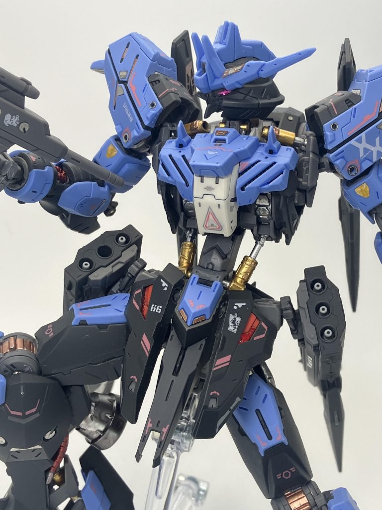 シールドを持たない攻撃的な機体、当たらなけばどうということはないという剥き出しの構造は、FSSのMHみたいなインパクトがありますね、Vサイレン•ネプチューンみたい🥳