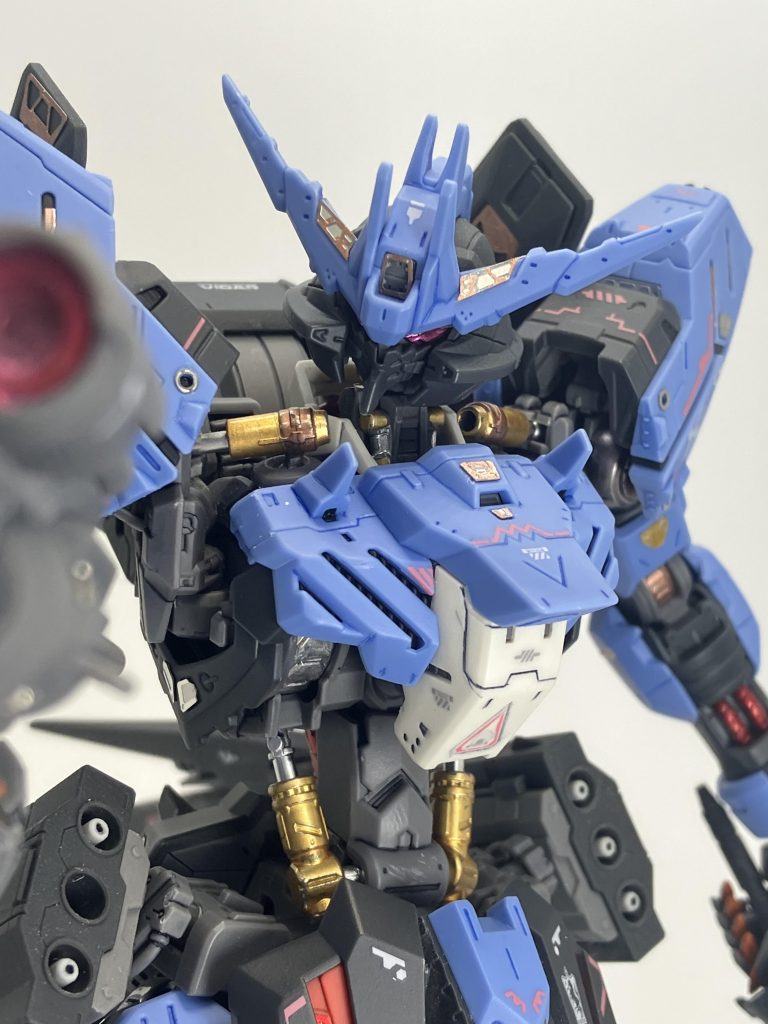 ツインアイやセンサーパーツは安定のレジン液で輝きを✨