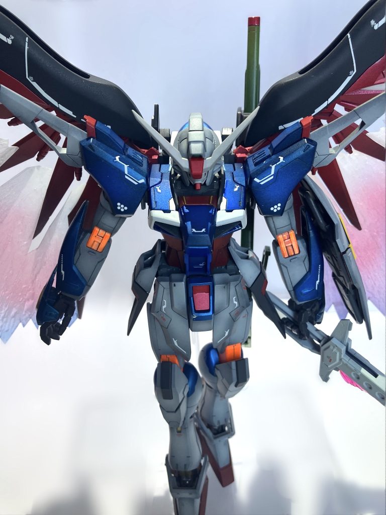 足の接続箇所あたりを削って、足を内側に動かせるようにしました。