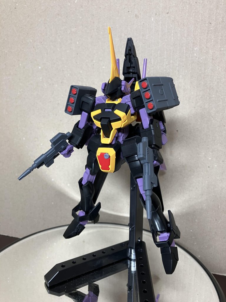 脚部はガイアの脹脛とバスターの太腿を利用しています。自作関節パーツで無理矢理繋いでいます。