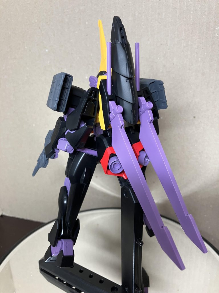 背面。バーザムのものを腰に、ガイアのものを背中に装備しています。