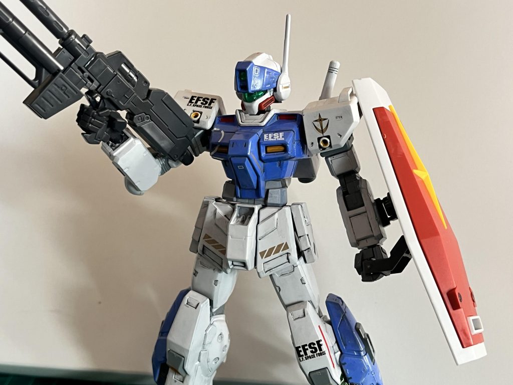 胴体はガイアカラーの「風蒼」を筆塗りです。カラーリングはどこかで見たNT-1の作例のカラーレシピを参考にさせてもらってます。ライフル・シールド・関節などは整形色です。