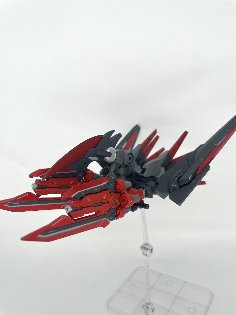 支援機XSウィングエクスマと名付けられた所以である新装備。ラグナフィフス設計時には八つが限界とされていたファンネル制御。だが、XSウィングには16個のファンネルが搭載され、本体脚部のWファンネルと合わせると18個6種類にもなる。これは、ガンプラと一体になったシンラに機体制御を任せ、パイロットであるタツカがファンネル制御のみに注視するという力技によってなされた理論の限界突破である。無論、ただ体を動かすシンラに比べ、戦況に応じてファンネルを使い分ける必要のあるタツカの負担は大きい。しかし、連携やフル展開など、技量を高め、使いこなせば無限にも等しい戦略が練れるだろう。