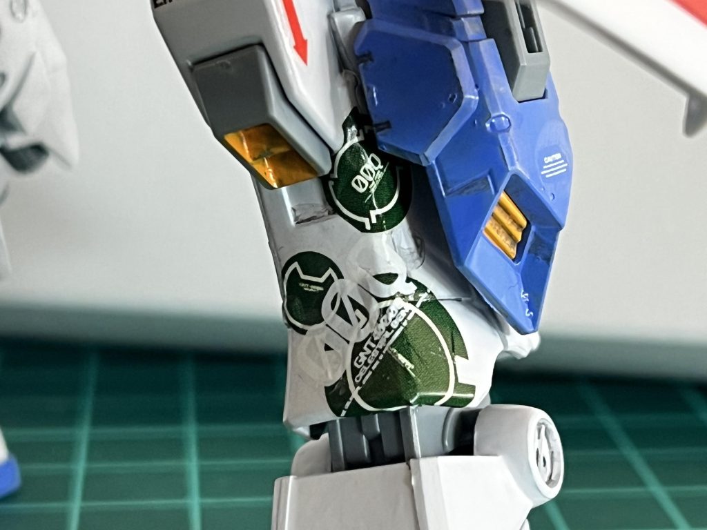 バーチャロン、というかカトキっぽい、エッジを跨いで貼ってある感じを真似してやってみました。00シリーズの残っていたデカールをペタペタ重ねて貼ってマークソフター塗って馴染ませてます。